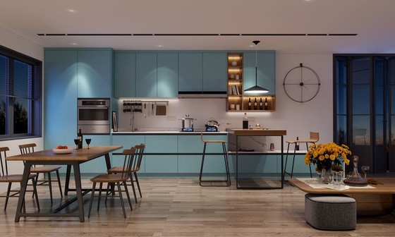 Vibrant armoire de cuisine de style européen avec un design élégant et portes bleues audacieuses