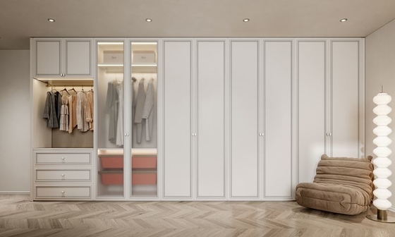 Une garde-robe minimaliste moderne avec des panneaux de porte blancs élégants